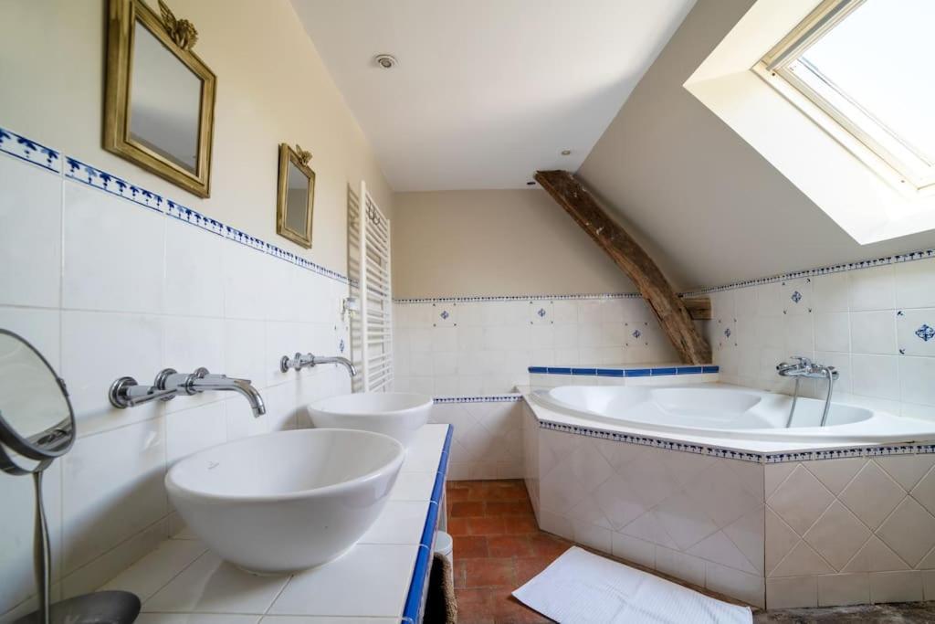 Le Clos Du Tilleul Fabuleuse Propriete 15 A 30 Pers Piscine Au Coeur D'Un Charmant Village Thilouze Kültér fotó